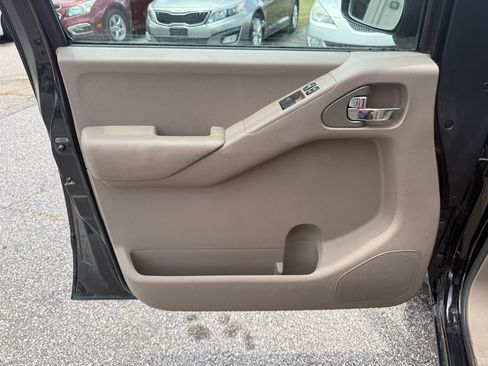 Used 2011 Nissan Frontier SV w/ SV Premium Utility Pkg RWD image 11