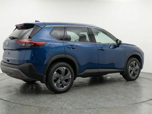 Used 2025 Nissan Rogue SV FWD image 9