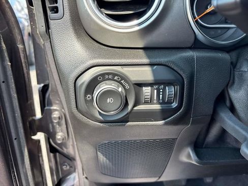 Used 2020 Jeep Wrangler Unlimited Sahara w/ Uconnect 4C Nav & Sound Group AWD/4WD image 31