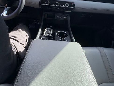 Used 2024 Honda Pilot Touring image 20