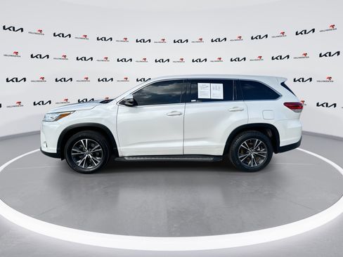 Used 2018 Toyota Highlander LE FWD image 5