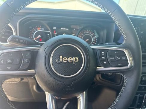 Used 2025 Jeep Wrangler Unlimited Sahara AWD/4WD image 4