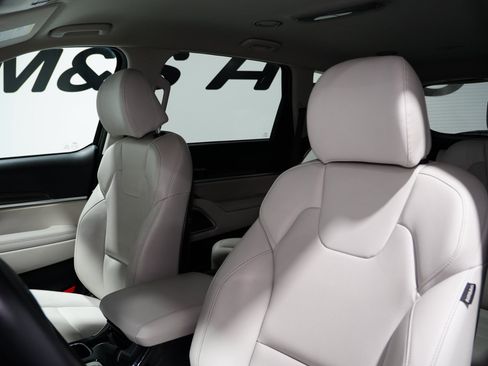 Used 2023 Kia Telluride S image 12