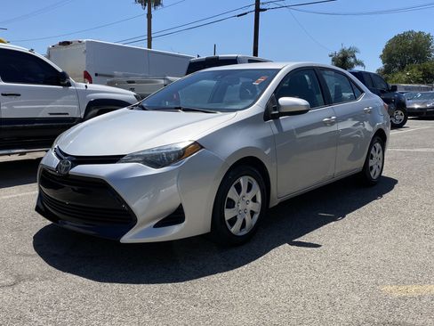 Used 2018 Toyota Corolla LE image 2