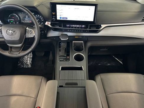 Certified 2026 Toyota Sienna XLE FWD image 17