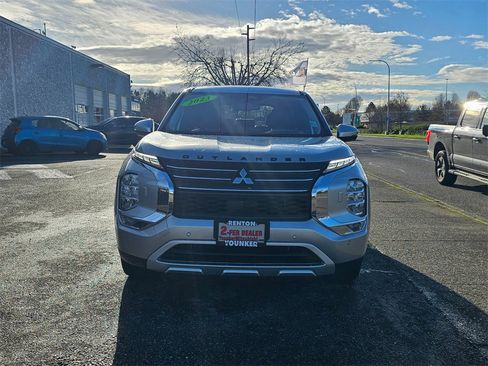 Used 2023 Mitsubishi Outlander SE image 2