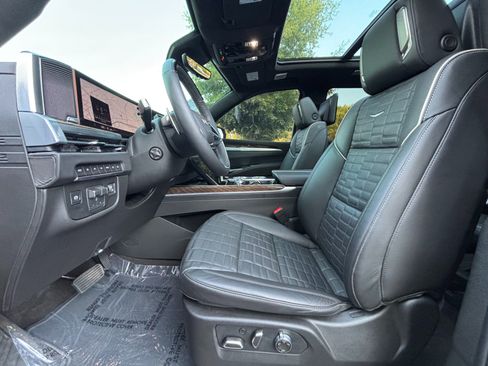 Used 2026 Cadillac Escalade Platinum Sport w/ LPO, ONYX Package AWD/4WD image 9