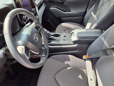Used 2024 Toyota Highlander LE FWD image 15