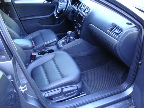 Used 2017 Volkswagen Jetta SE FWD image 14