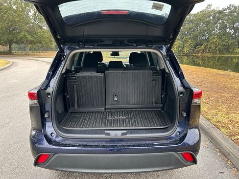 Used 2021 Toyota Highlander LE image 9