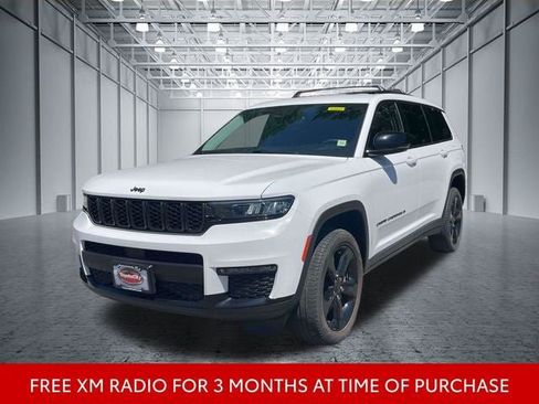 Used 2023 Jeep Grand Cherokee L Limited w/ Black Appearance Package AWD/4WD image 4
