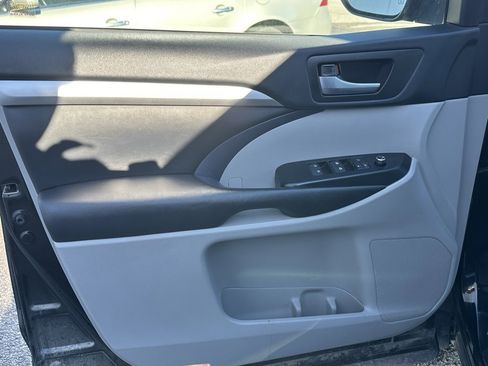 Used 2018 Toyota Highlander XLE image 10