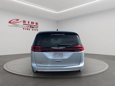 Used 2023 Chrysler Pacifica Touring-L FWD image 9