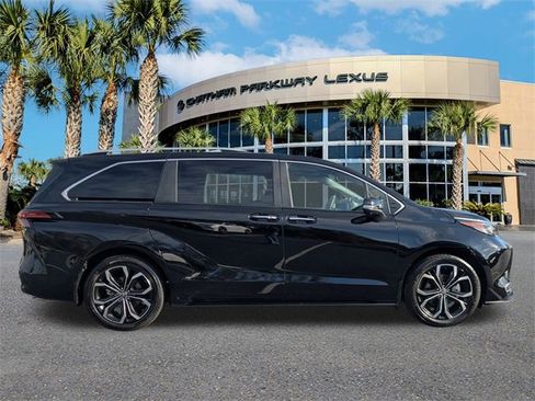 Used 2025 Toyota Sienna Platinum image 4