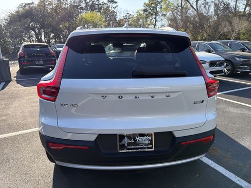 Used 2025 Volvo XC40 B5 Core image 9