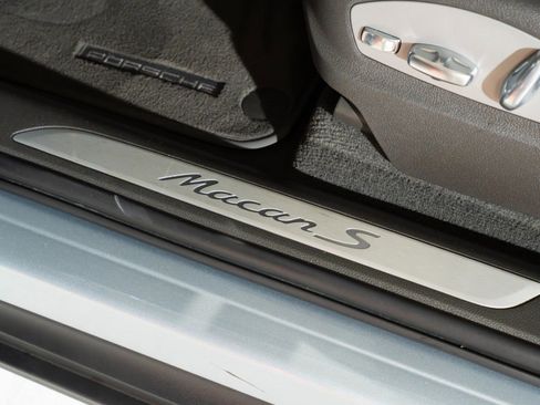Certified 2023 Porsche Macan S AWD/4WD image 13