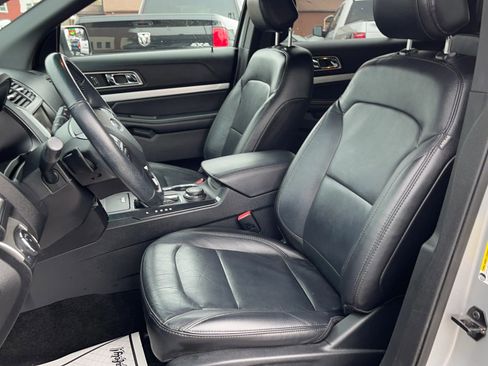Used 2016 Ford Explorer XLT w/ Equipment Group 202A image 4