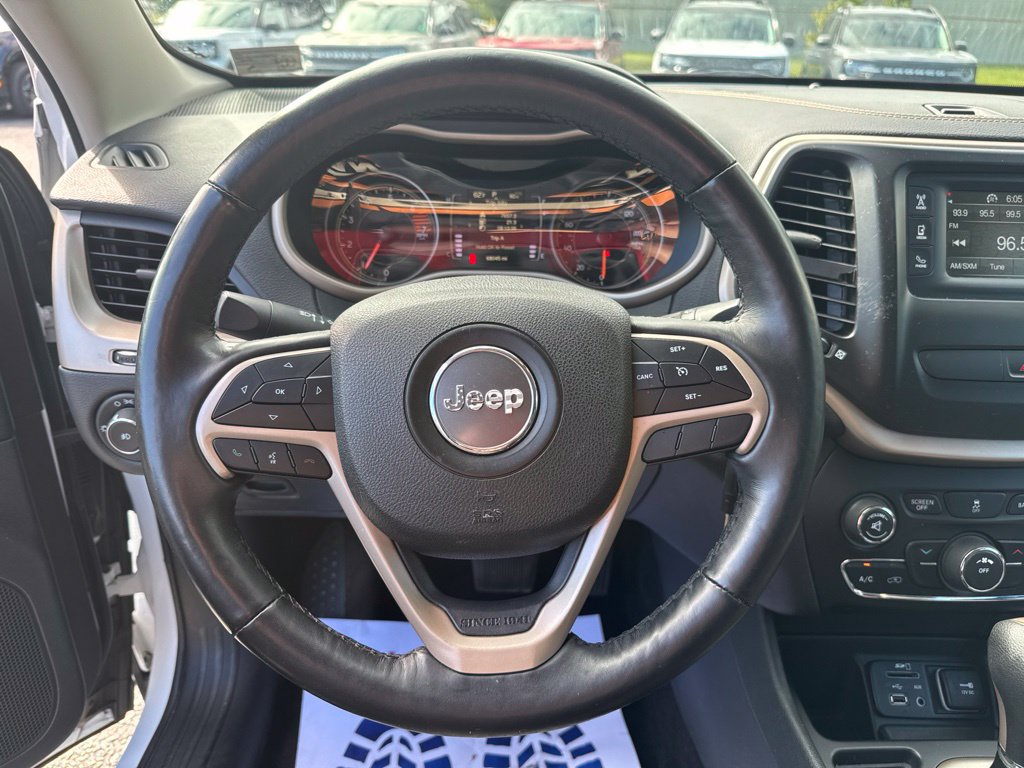 Used 2018 Jeep Cherokee Latitude w/ Cold Weather Group FWD image 14