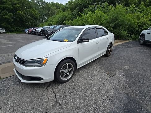Used 2012 Volkswagen Jetta SE FWD image 2
