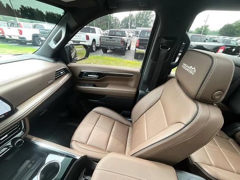 Used 2025 Chevrolet Tahoe High Country AWD/4WD image 33