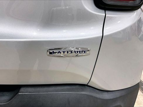 Used 2016 Jeep Renegade Latitude AWD/4WD image 8