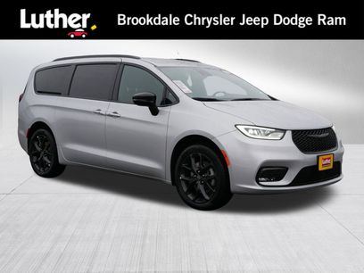 New 2026 Chrysler Pacifica Select w/ S Appearance Package