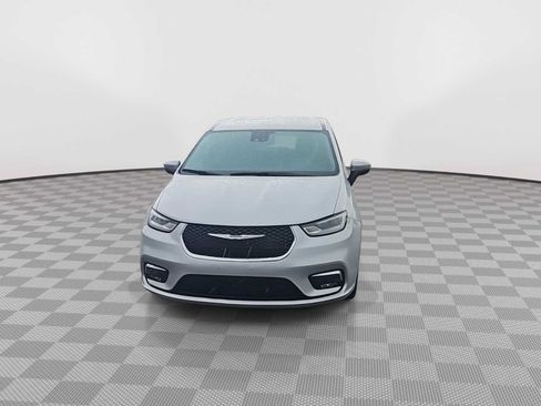 Used 2023 Chrysler Pacifica Touring-L FWD image 3