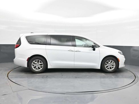 Used 2024 Chrysler Pacifica Touring-L image 9