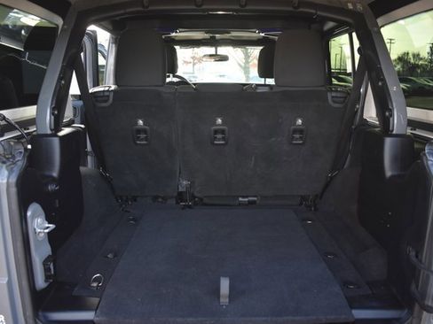 Used 2018 Jeep Wrangler Unlimited Sahara image 16