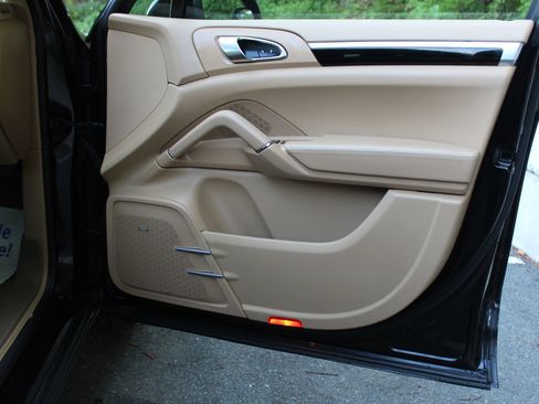 Used 2014 Porsche Cayenne AWD/4WD image 17