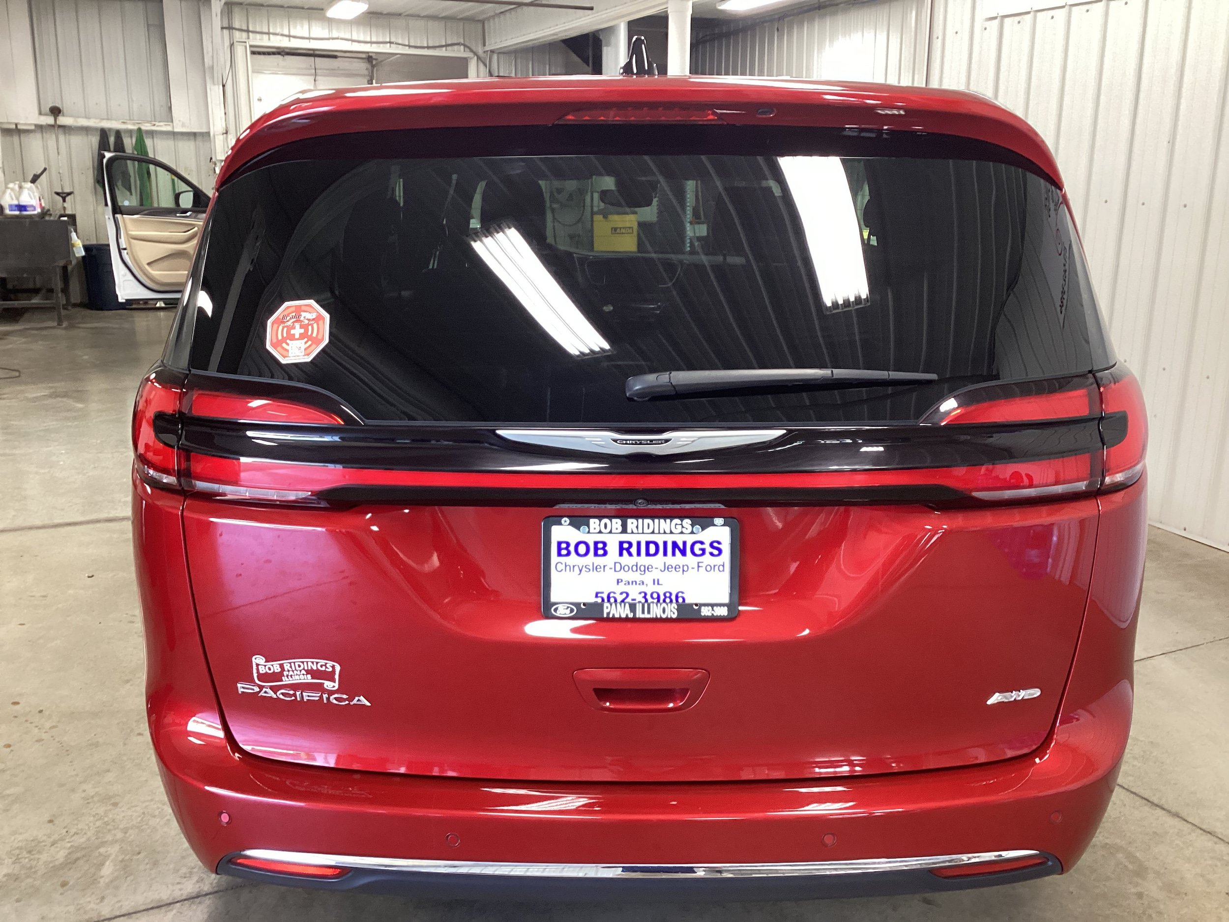 Used 2025 Chrysler Pacifica Select AWD/4WD image 4