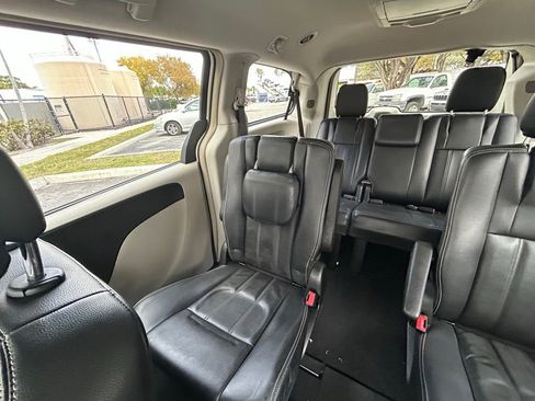 Used 2013 Chrysler Town & Country Touring image 12