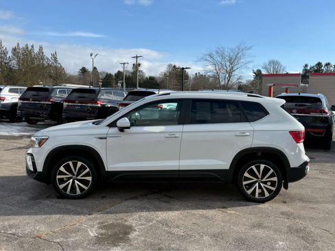 Used 2024 Volkswagen Taos SE image 4