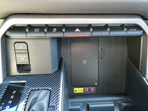 Used 2025 Toyota Tundra Limited AWD/4WD image 28