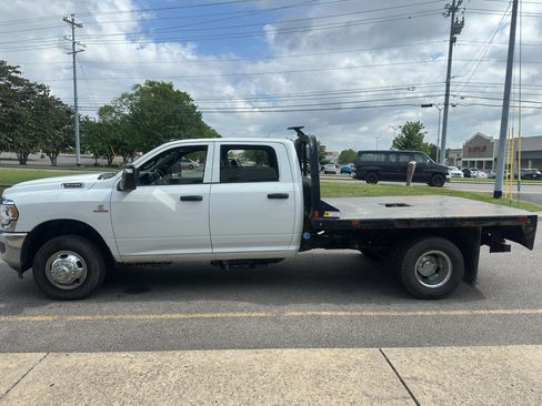 Used 2024 RAM 3500 Tradesman w/ Chrome Appearance Group AWD/4WD image 7