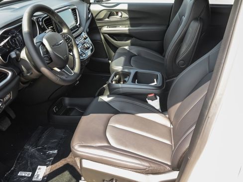 New 2026 Chrysler Pacifica Select image 5