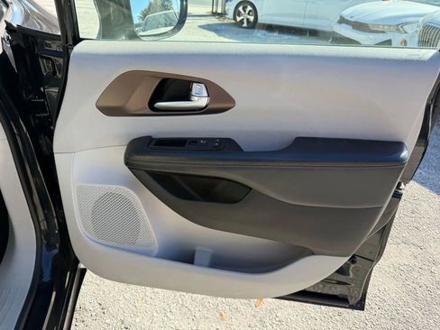 Used 2017 Chrysler Pacifica Touring-L image 18