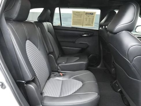 Used 2025 Toyota Highlander XSE AWD/4WD image 32