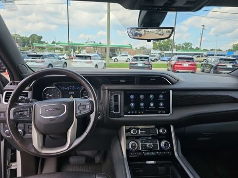 Used 2021 GMC Yukon XL Denali w/ Denali Premium Package AWD/4WD image 14