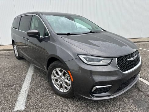 Used 2023 Chrysler Pacifica Touring-L FWD image 10