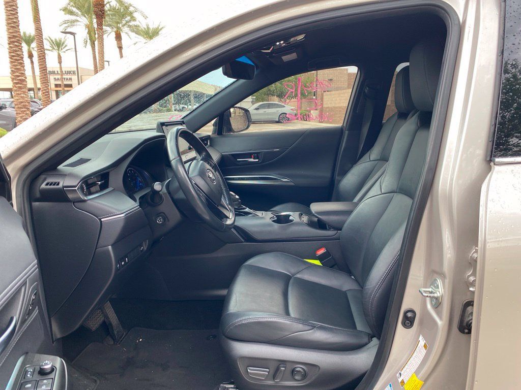 Used 2022 Toyota Venza LE AWD/4WD image 6