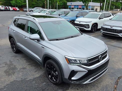Used 2023 Volkswagen Taos SE w/ Panoramic Sunroof Package FWD image 8