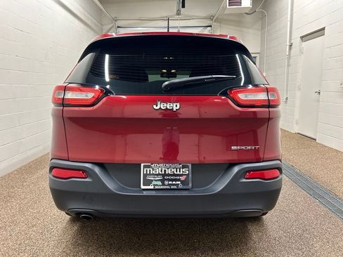 Used 2016 Jeep Cherokee Sport FWD image 3