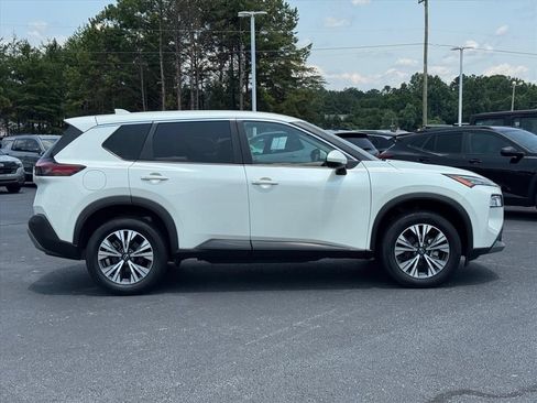 Used 2022 Nissan Rogue SV FWD image 2