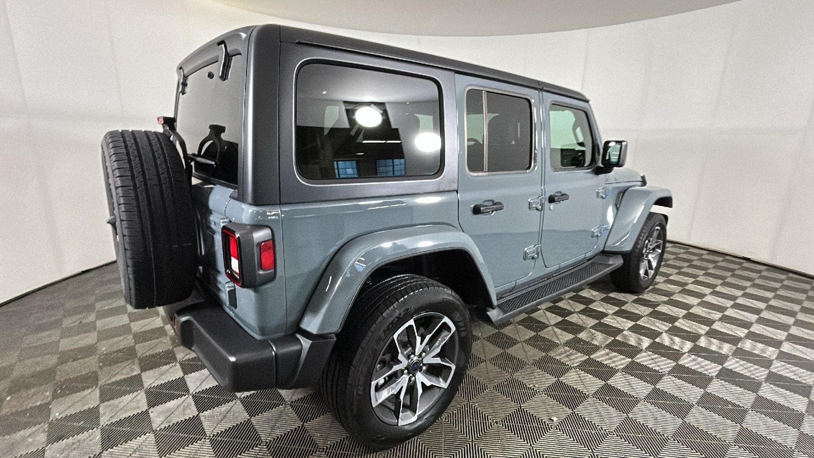 Used 2024 Jeep Wrangler Unlimited w/ Convenience Group AWD/4WD image 3