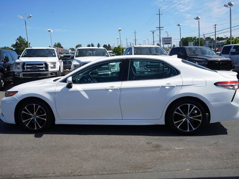 Used 2019 Toyota Camry SE FWD image 2