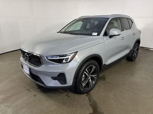 Used 2025 Volvo XC40 B5 Core image 24