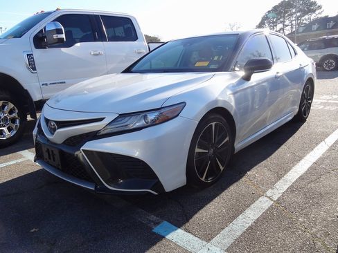 Used 2019 Toyota Camry XSE image 3
