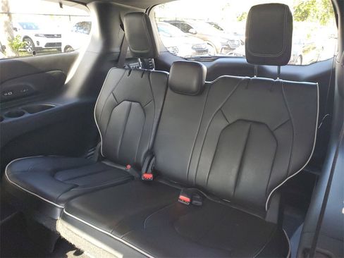 Used 2022 Chrysler Pacifica Limited w/ S Appearance Package image 9
