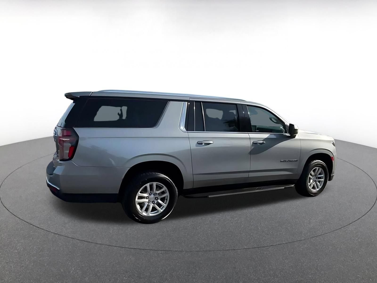 Used 2024 Chevrolet Suburban LT RWD image 13
